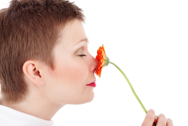 Aromaattiset tuoksut ja eteeriset öljyt hyvinvoinnin lähteenä. Kukan tuoksu. Opinpuu